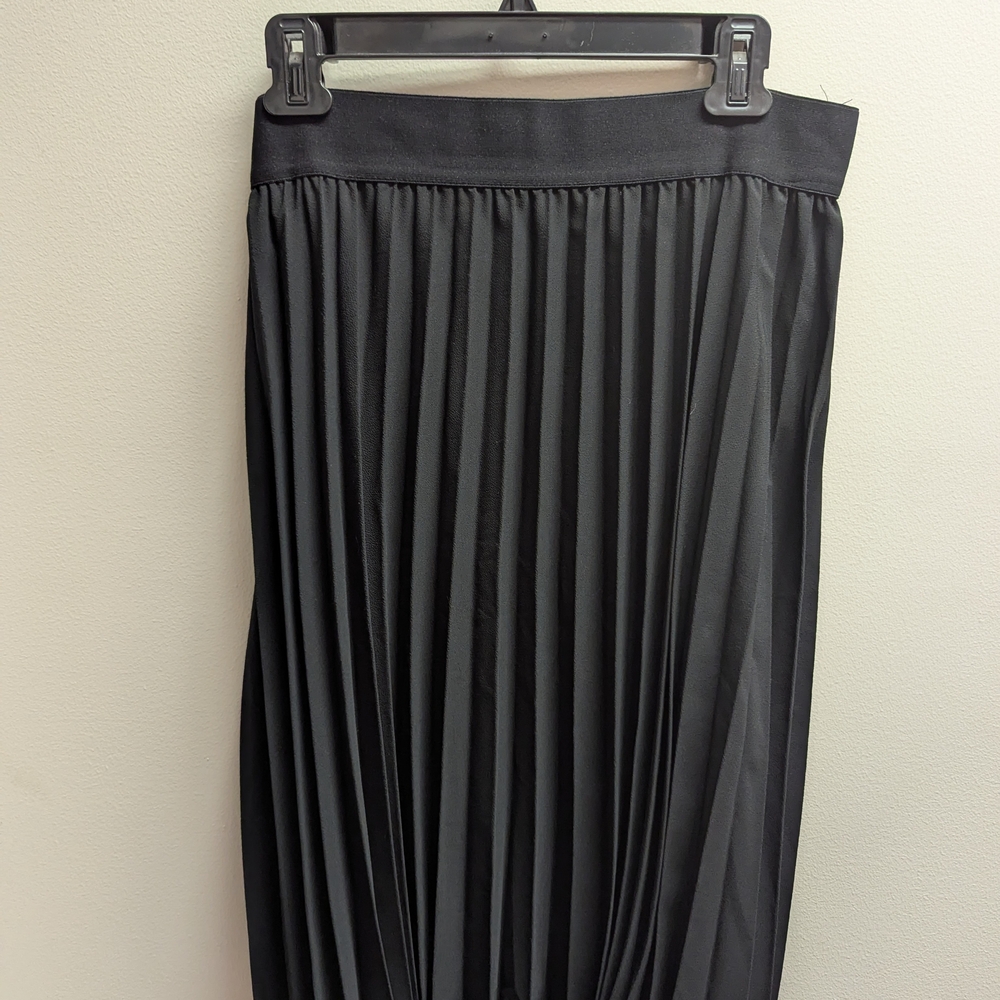 Chic Black Pleated Midi Skirt